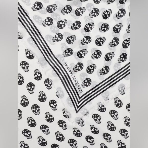 Alexander McQueen scarf in fabric with Skull print - Picture 1 of 15